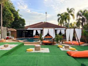 Swimmingpoolen hos eller tæt på Dewata wellness sauna