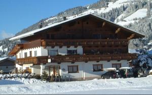 ヴェステンドルフにあるPension Hohe Salveの山前雪中大きな建物