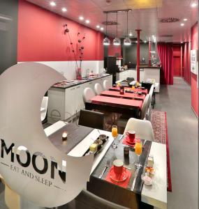 un ristorante con sala da pranzo con pareti rosse di Hotel Moon a Sint-Niklaas