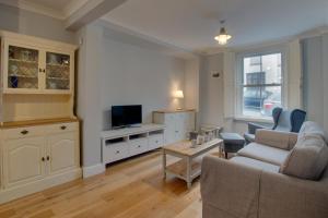 a living room with a couch and a tv at 2 Bed in Mumbles oc-hh1201 in The Mumbles