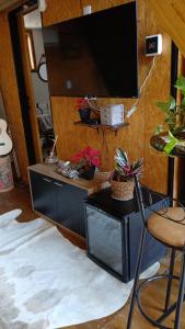 TV/trung tâm giải trí tại Chalé romântico com hidro, lareira e churrasqueira na Serra +38 ảnh