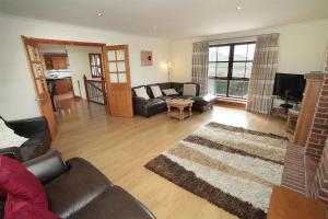 een woonkamer met een bank en een televisie bij 4 Bed in Gower oc-hh151 in Llangennith