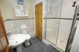 Et badeværelse på 2 Bed in Mumbles oc-hh120 + 55 billeder