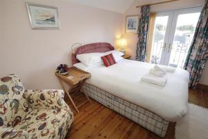 Giường trong phòng chung tại 2 Bed in Mumbles oc-hh120