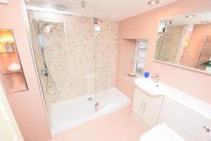 Et badeværelse på 2 Bed in Mumbles oc-hh133 + 28 billeder