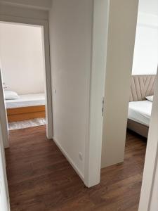 ein Zimmer mit einer Tür, die zu einem Schlafzimmer führt in der Unterkunft Apartment Viewpoint in Posušje + 7 Fotos