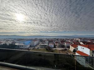 Blick auf eine Stadt unter einem bewölkten Himmel in der Unterkunft Apartment Viewpoint in Posušje