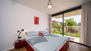 En eller flere senge i et værelse på Luxury villa Mar with infinity pool in Rab + 42 billeder