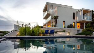 Swimmingpoolen hos eller tæt på Luxury villa Mar with infinity pool in Rab