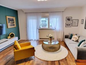 un salon avec un canapé et une table basse dans l'établissement Apartmani Jasmina 2, à Bihać