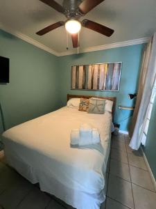 Ένα ή περισσότερα κρεβάτια σε δωμάτιο στο Ocean Views - Heated Pool - Hot Tub - Corner Unit - steps to beach - SS 29