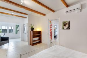 une chambre avec un lit et un salon dans l'établissement El Doctoral, à Vecindario