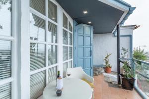 un balcon avec une table blanche et une fenêtre dans l'établissement El Doctoral, à Vecindario