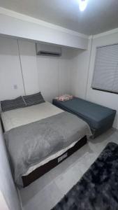 una camera da letto con due letti in una stanza di Aurora Boreal a Tijucas