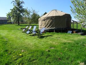 a group of chairs in front of a yurt at Willey Lane Farm in Lingen +14 photos
