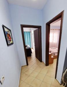 En eller flere senge i et værelse på Loredana Apartment