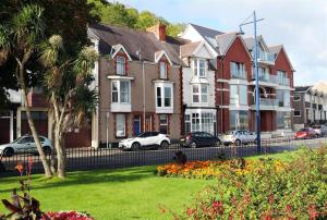 a row of houses with cars parked in the grass at 1 Bed in Mumbles oc-hh1205 in The Mumbles