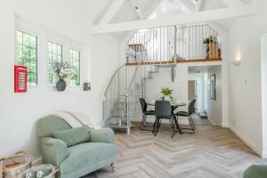 ein Wohnzimmer mit einer Treppe und einem Tisch und Stühlen in der Unterkunft 2 Bed in Kemble oc-t32197 in Kemble