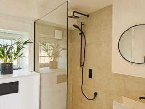 eine Dusche mit Glastür im Badezimmer in der Unterkunft 2 Bed in Kemble oc-t32197 in Kemble + 15 Fotos