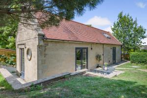 ein kleines Backsteingebäude in einem Hof in der Unterkunft 2 Bed in Kemble oc-t32197 in Kemble