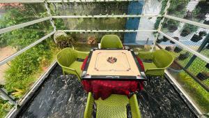 Hidden heritage ins في أوتي: صورة علوية لطاولة وكراسي في مصعد