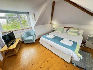 En eller flere senge i et værelse på 3 Bed in Overton oc-hh2103