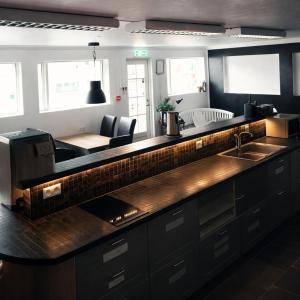 een keuken met een aanrecht en een wastafel bij Selfoss Hostel in Selfoss +35 foto's