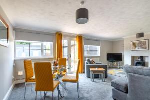 ein Wohnzimmer mit Sofa und Tisch in der Unterkunft 2 Bed in Gimingham oc-h27869 in Trimingham