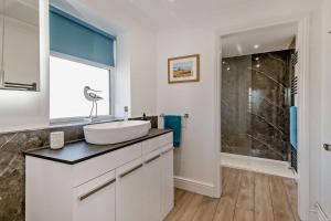 ein Badezimmer mit Waschbecken und großem Fenster in der Unterkunft 2 Bed in Gimingham oc-h27869 in Trimingham + 19 Fotos