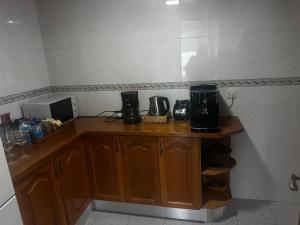 滨海托萨Thelma house Tossa的厨房配有2台咖啡机