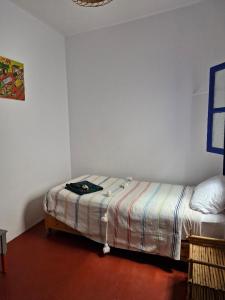 ein Schlafzimmer mit einem Bett in der Zimmerecke in der Unterkunft le grand atlas in Mirleft + 1 Foto