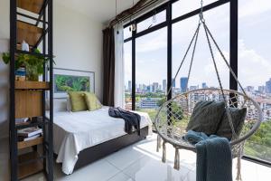 een schommelbed in een kamer met een groot raam bij Beacon Executive Suite by NGN - Georgetown Penang in George Town +164 foto's