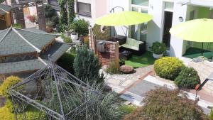 eine Luftansicht auf einen Garten mit einem Sonnenschirm in der Unterkunft Vollumen Business-Juniorsuite in Redwitz an der Rodach