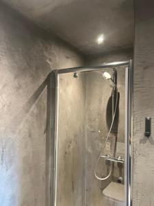 een douchecabine in een badkamer met een douche bij Le refuge de Villeroux in Vaux-sur-Sûre +1 foto