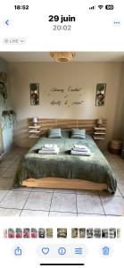 een slaapkamer met een groot bed in een kamer bij Le refuge de Villeroux in Vaux-sur-Sûre