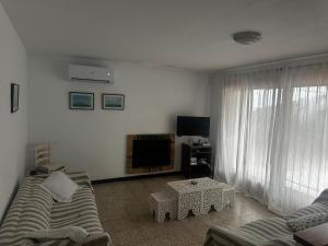 滨海托萨Thelma house Tossa的有两张沙发和一台电视的客厅