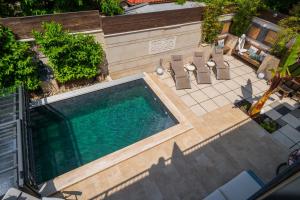 an overhead view of a swimming pool in a backyard at Aragda 2 in Siófok