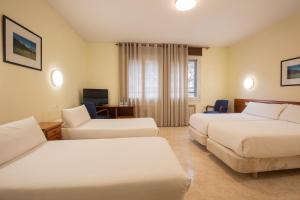 Llit o llits en una habitació de Hotel Oros by Nexta
