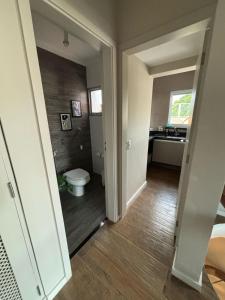 une salle de bains avec toilettes et lavabo dans l'établissement Linda Cobertura Pitangueiras, à Guarujá 9 autres photos