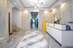 厦门Duyu Hotel 都寓酒店公寓的大堂设有前台和楼梯