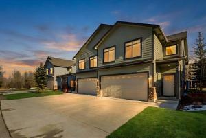 ein großes Haus mit Garage in der Unterkunft Tablerock Townhome in Victor