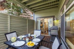 Χώρος καθιστικού στο Tablerock Townhome