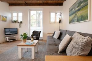 un soggiorno con un divano e una TV di Räucherhäuschen a Fehmarn