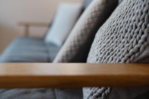 un primo piano di un divano con un divano in legno di Räucherhäuschen a Fehmarn Altre 27 foto