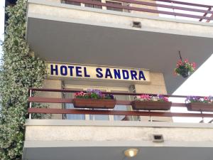 ein Hotel-Santa-ana-Schild an der Seite eines Gebäudes in der Unterkunft Hotel Sandra in Vizille