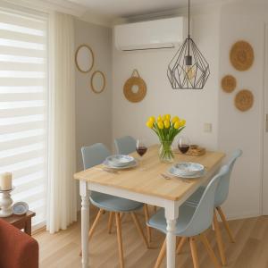 un tavolo da pranzo con sedie e un vaso di fiori di CHALET36 in GROU a Grou