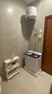 ein Badezimmer mit Waschbecken und Toilette in einem Zimmer in der Unterkunft روف جازان ذات التصميم الفندقي in Dschāzān + 23 Fotos