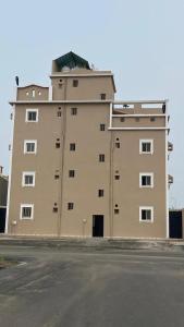 ein großes Gebäude mit einem Dach darüber in der Unterkunft روف جازان ذات التصميم الفندقي in Dschāzān