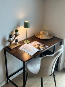 een bureau met een stoel en een lamp erop bij Hotel Sylva in Cattolica