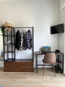 een kamer met een bureau, een stoel en een plank bij Hotel Sylva in Cattolica